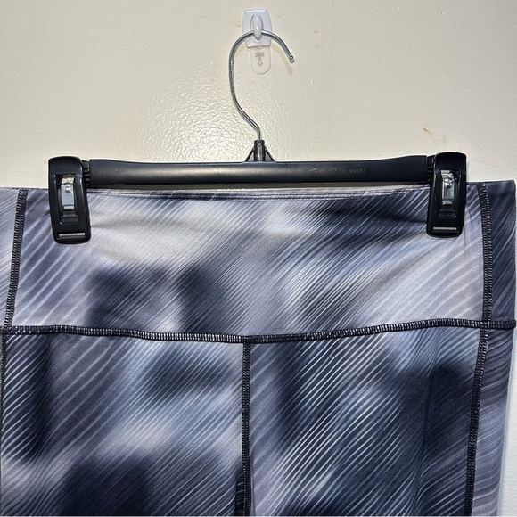 Athleta Black & Gray Alpine Chaturanga High Rise Leggings Size Medium - Picture 3 of 9